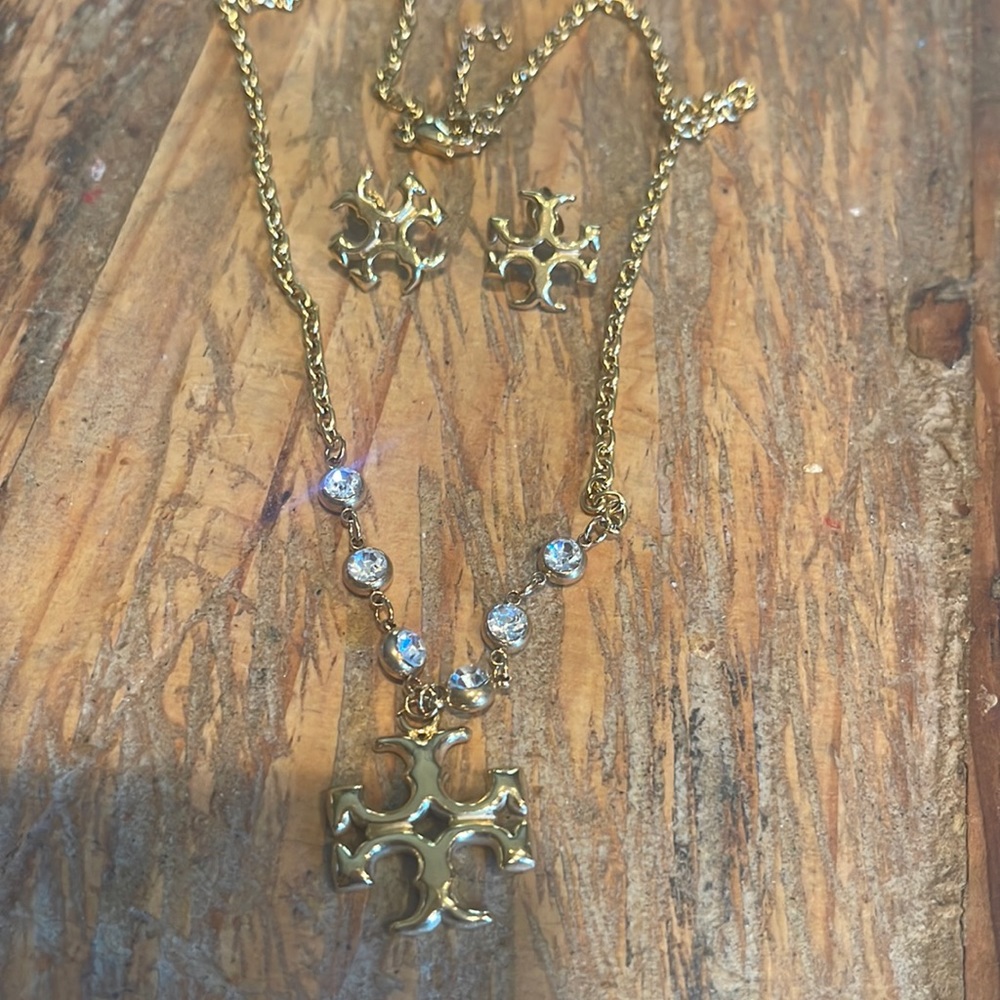 Gold necklace with crystals and earrings set. Stainless steel with gold plating.